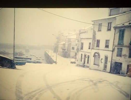 Bajando al muelle de Tapia con nieve