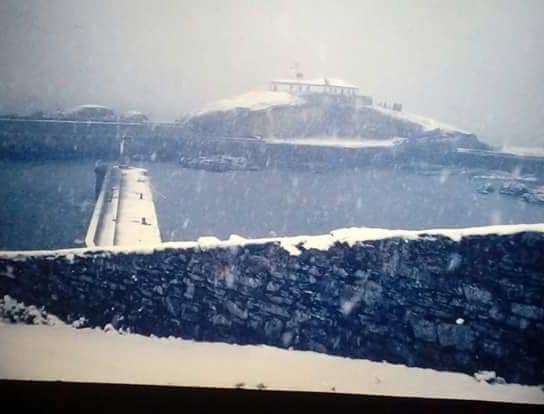 Muelle del Rocín Tapia de Casariego con nieve