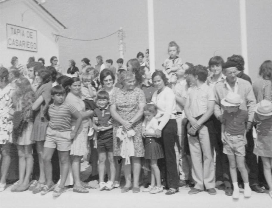 Público en el apeadero para la inaguración de la línea FEVE