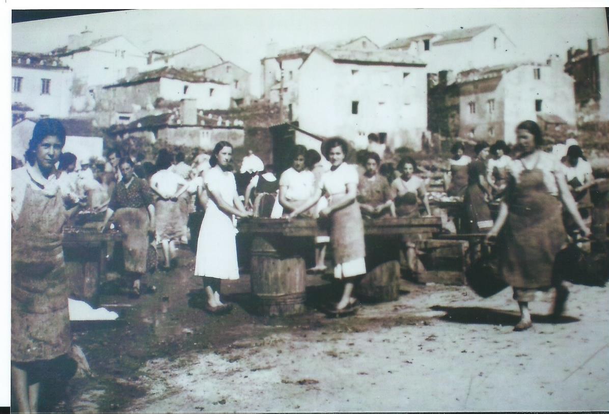 Mujeres en la fuente del Pilón Tapia de Casariego