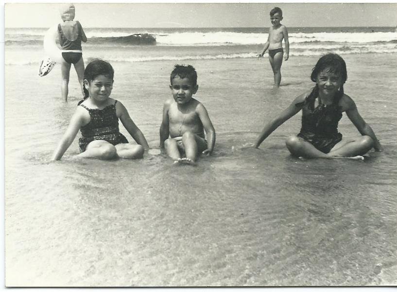 Niños en la orilla del mar bañandose