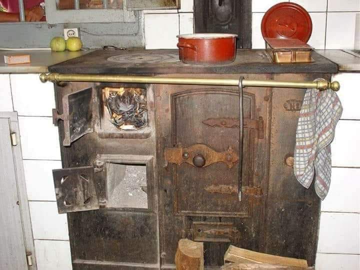 Cocina de carbón tradicional de los hogares tapiegos en Tapia de Casariego