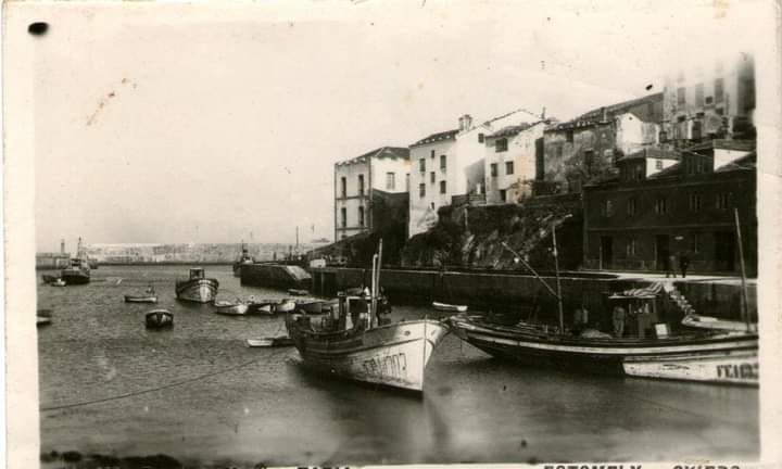 Barco El Siete amarrado en el muelle de Tapia de Casariego