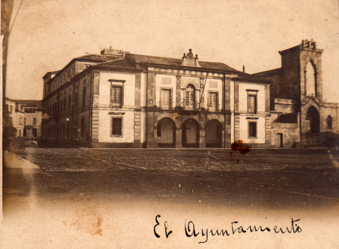 Entrada principal del Ayuntamiento de Tapia