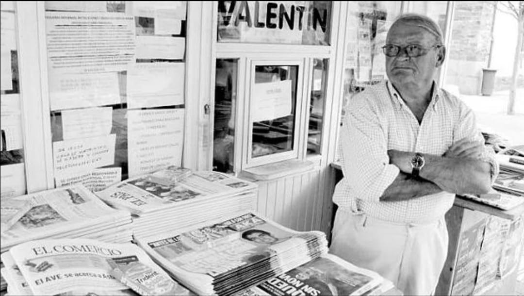 Valentín con su quiosco de prensa en el parque principal de Tapia de Casariego