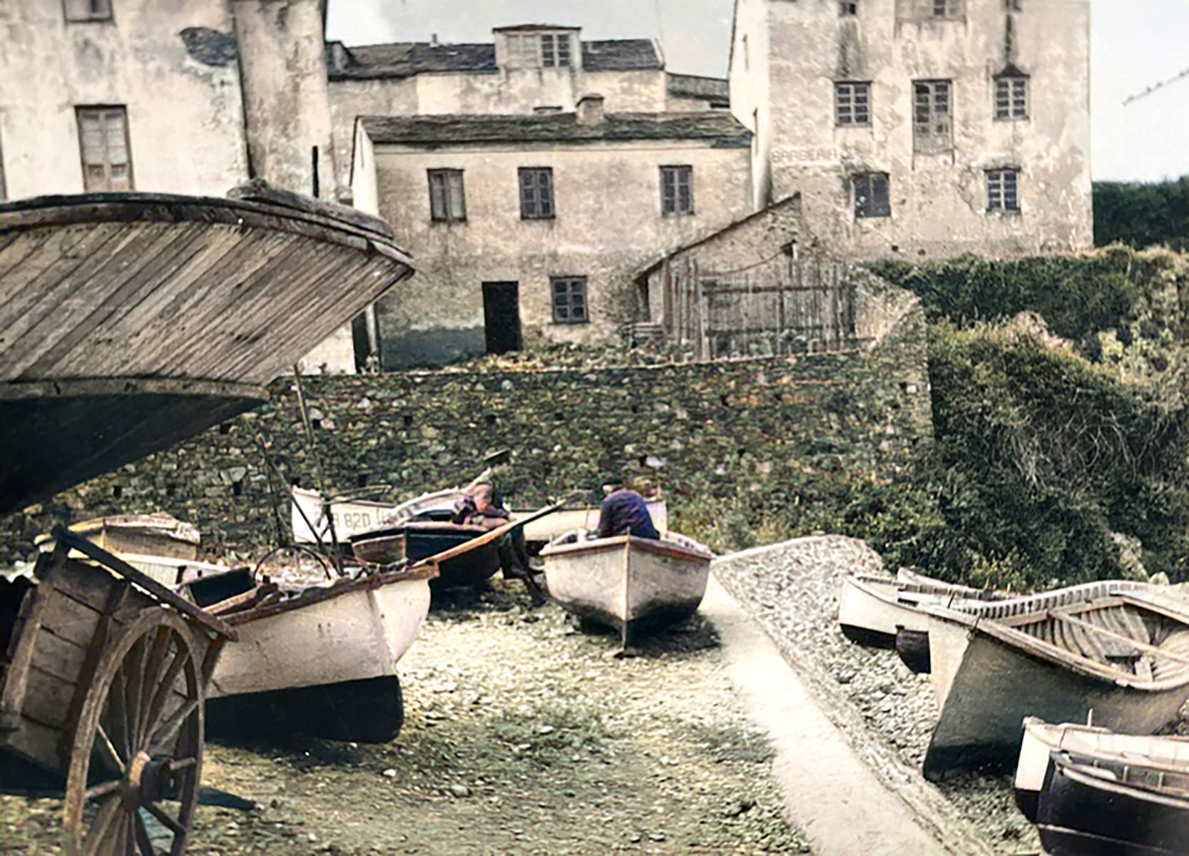 Lanchas varadas en el muelle de Tapia de Casariego