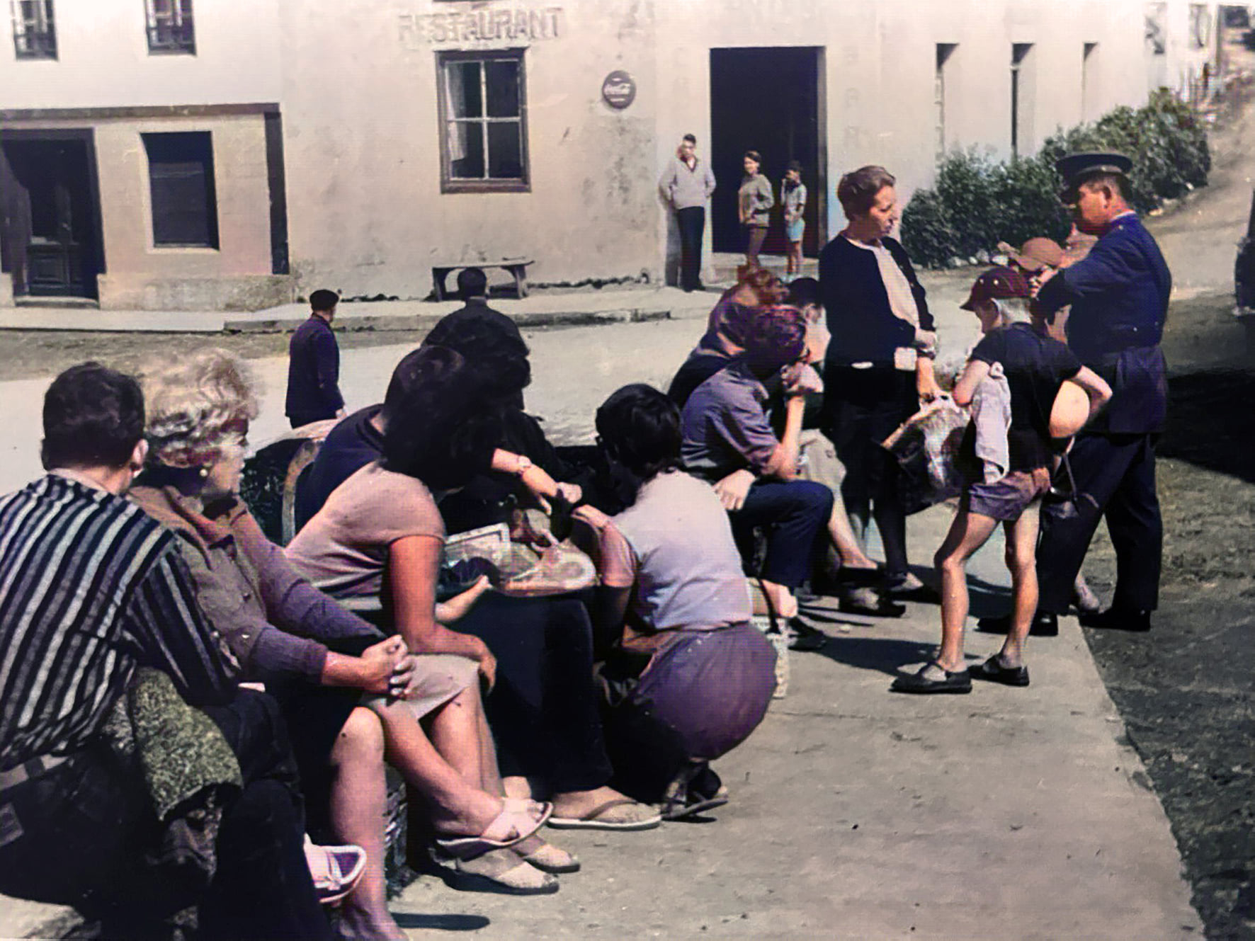 vecinos sentados en el Pouso en Tapia de Casariego