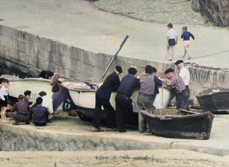 Marineros alrededor de una lancha falando de sus cosas