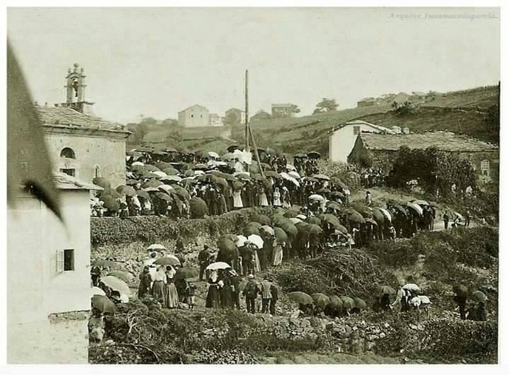 Fiesta de los Remedios en Porcía, Tapia de Casariego, con vecinos y visitantes celebrando