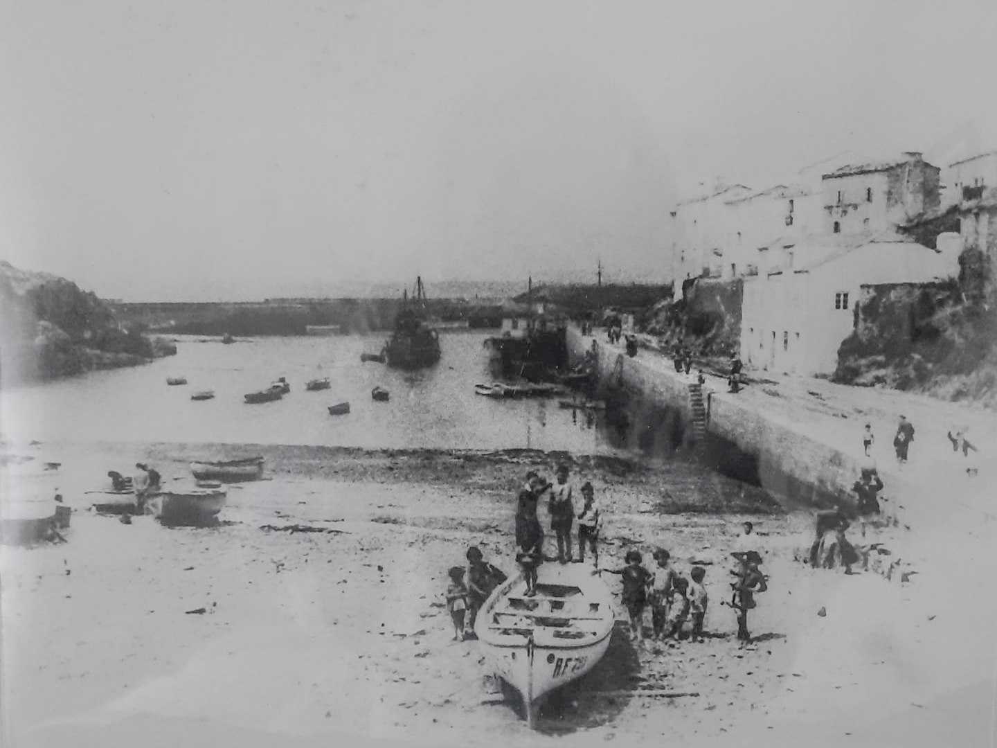niños sobre una lancha en Tapia de Casariego