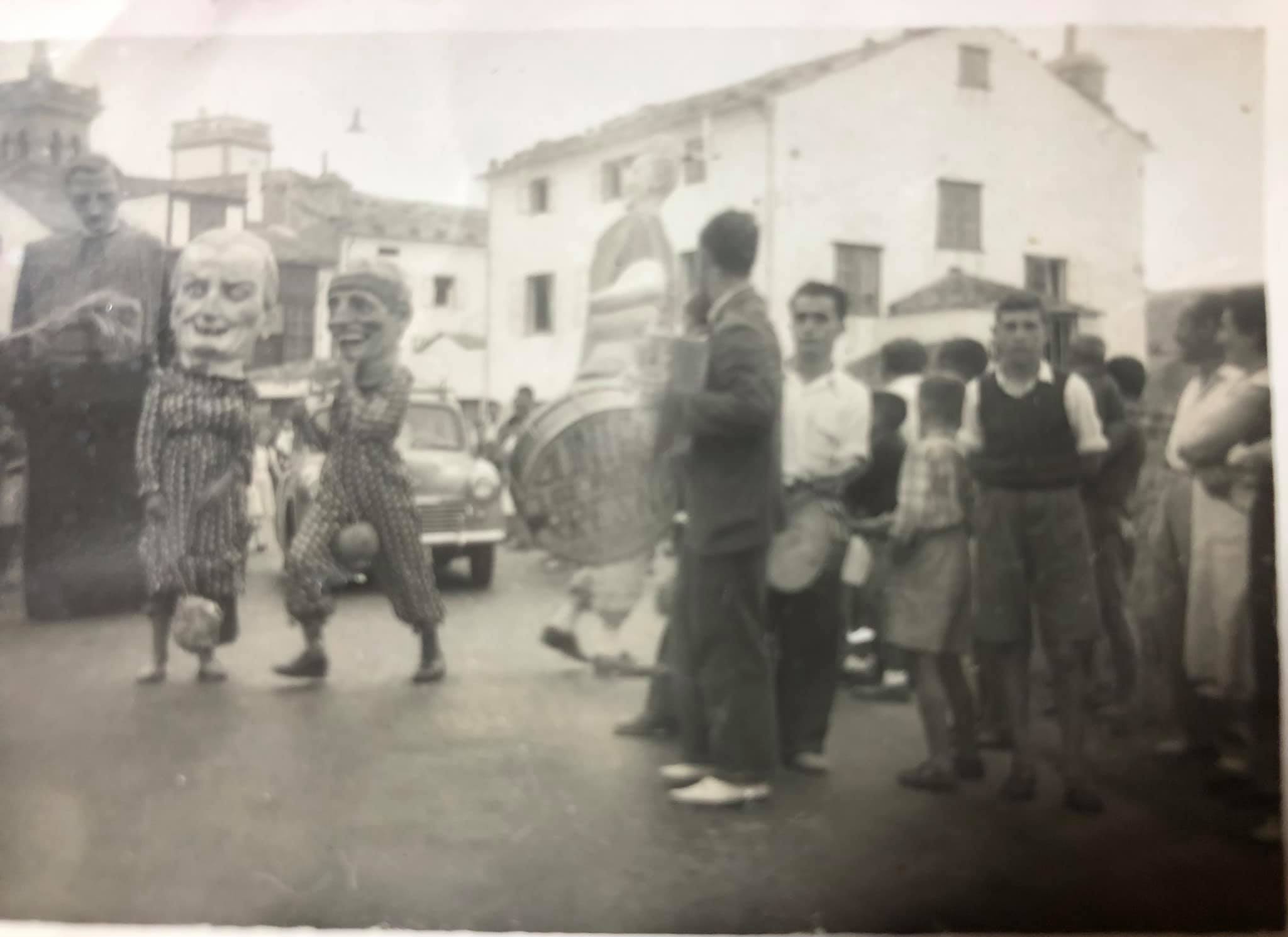 Gigantes y cabezudos correteando por Tapia
