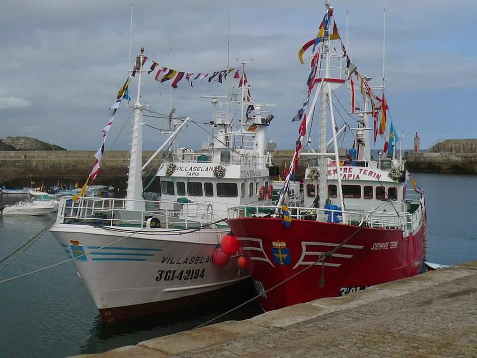 Barcos Siempre Terin y Villaselan amarrados en el muelle de Tapia de Casariego