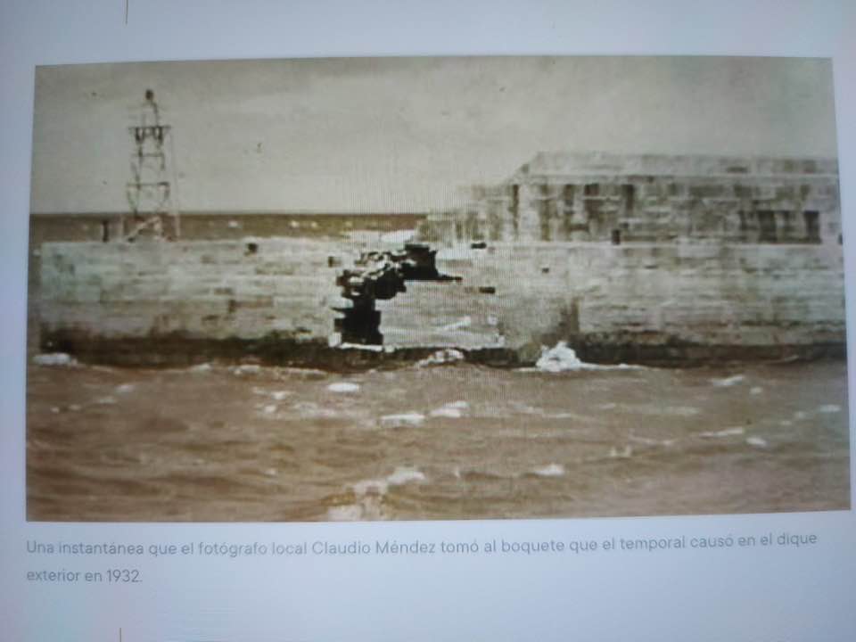 Faro rojo de Tapia de Casariego dañado tras un temporal marítimo