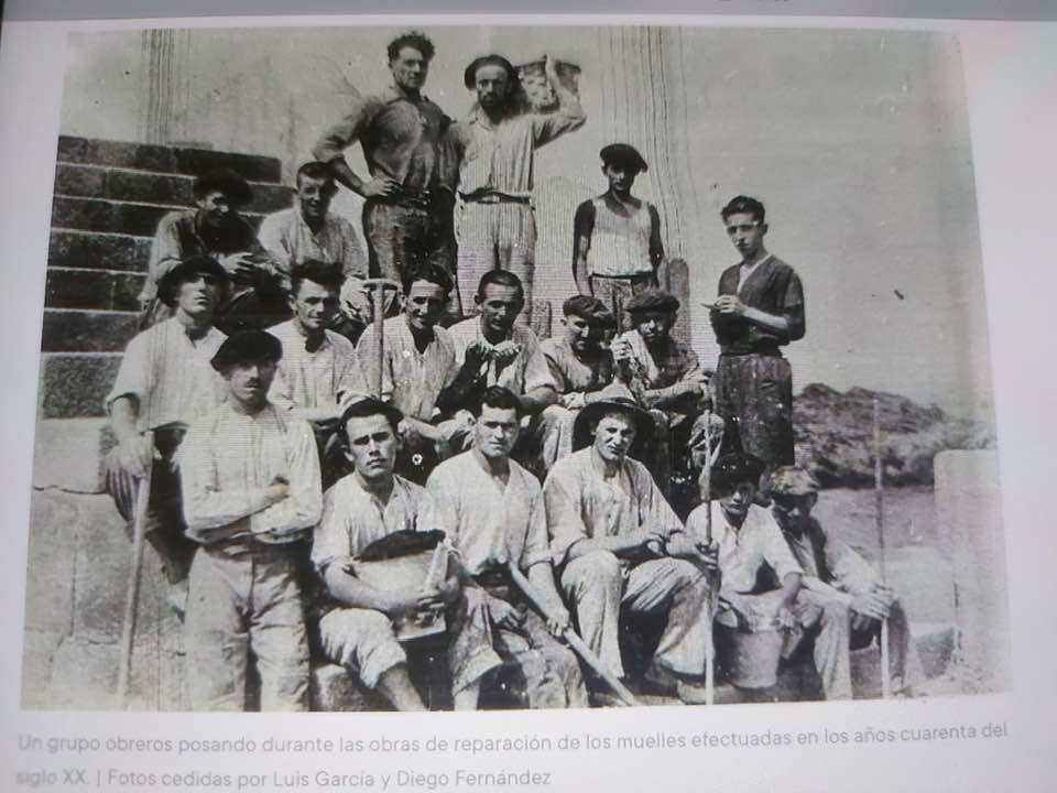 Grupo de trabajadores arreglando el muelle de Tapia