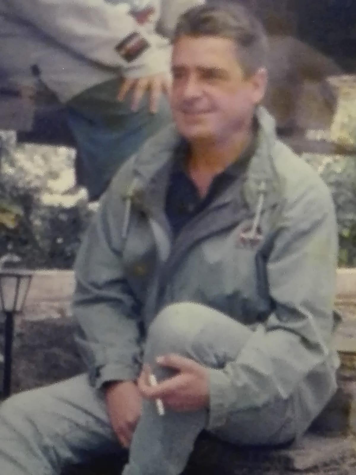 El tapiego Enrique fumando un cigarrillo