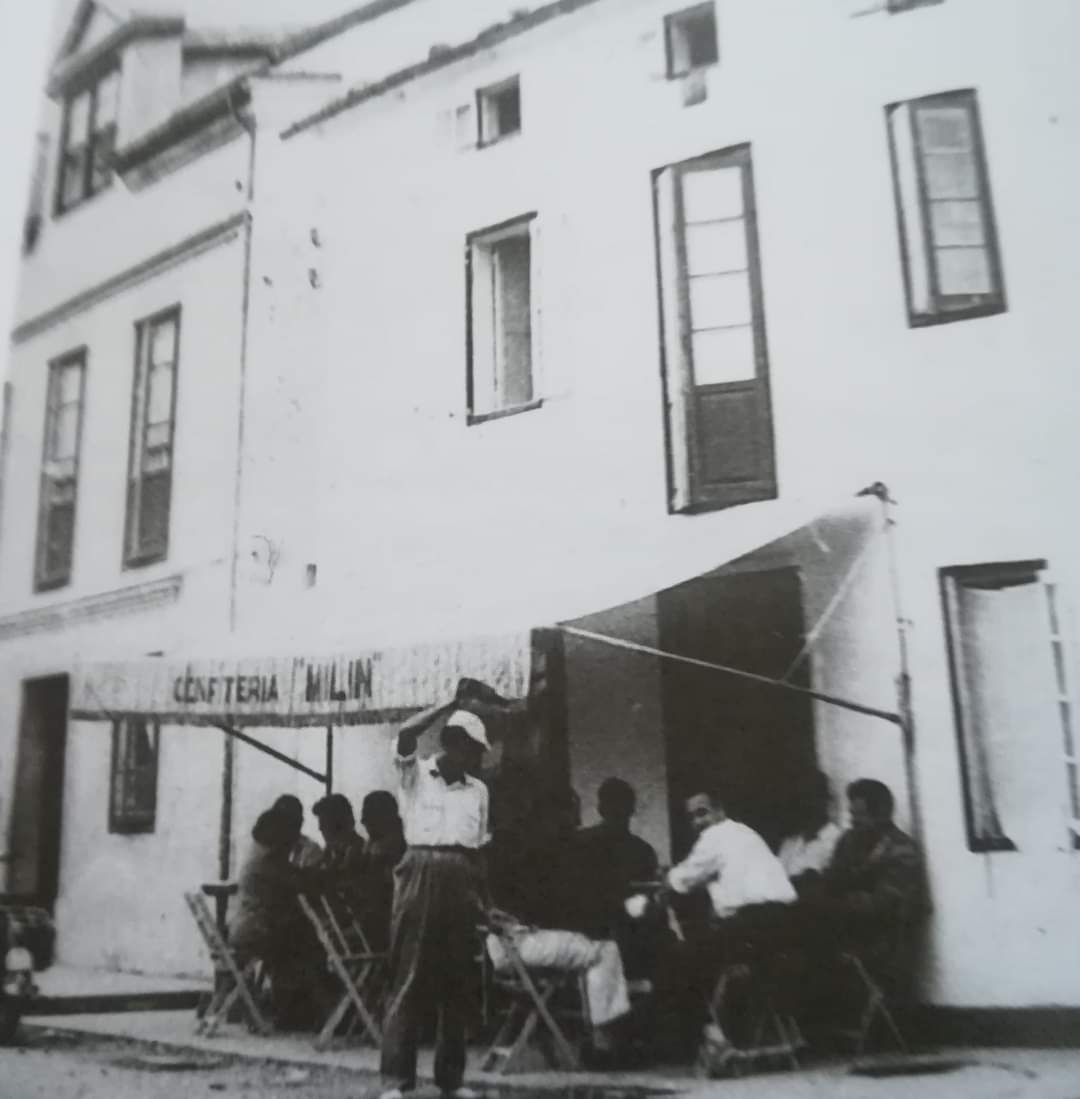 Confitería Milin con un grupo de clientes en la puerta