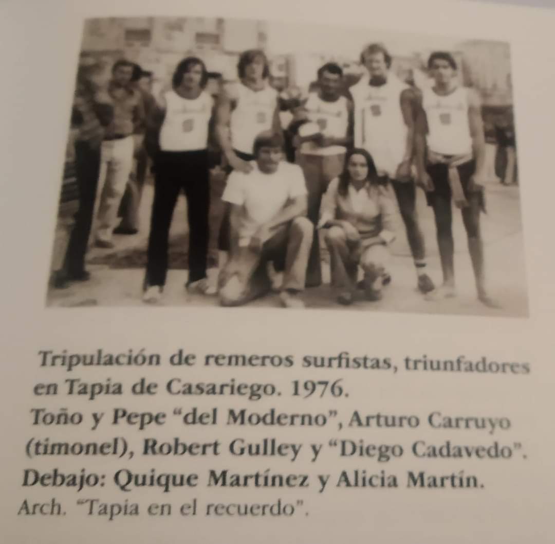 Grupo histórico de remeros y surfistas en Tapia de Casariego, 1976