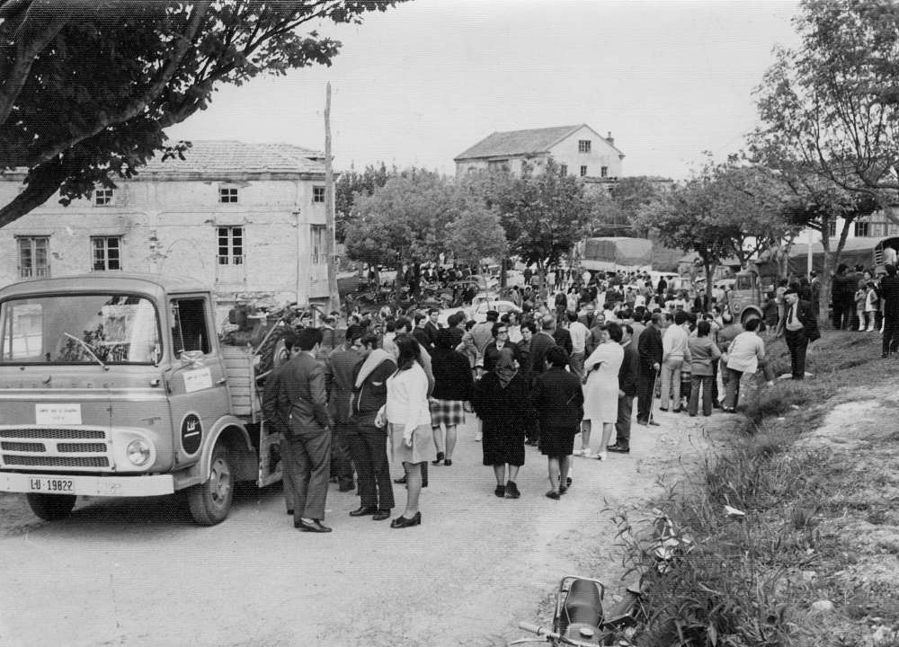 Grupo de personas asistiendo a la Feria en La Roda