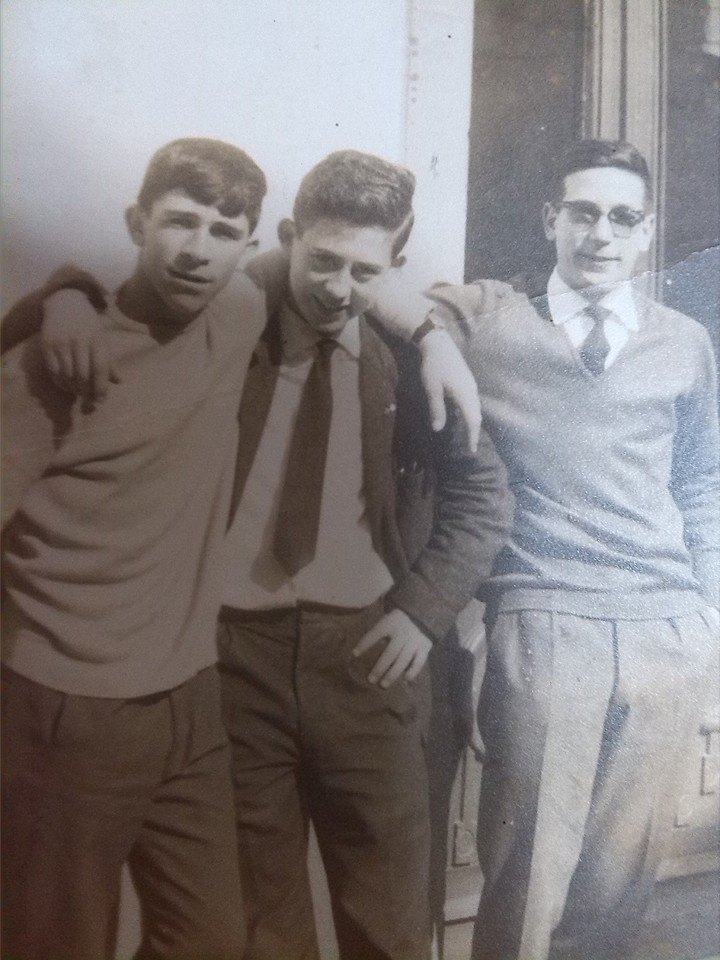 Grupo de amigos abrazados por las calles de Tapia de Casariego