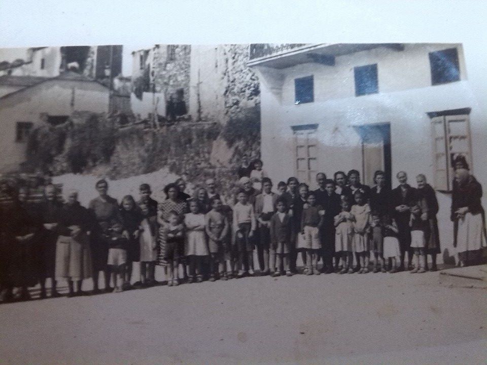 Grupo de tapiegos en una calle de Tapia