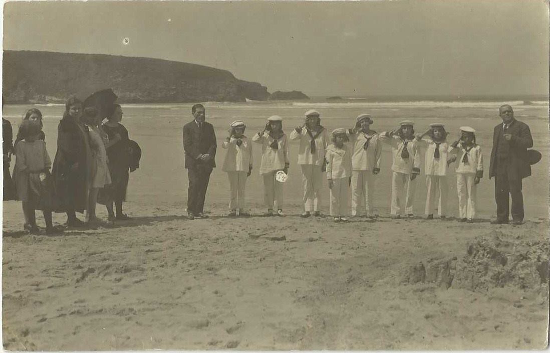 Niños vestidos de marineros para representar la zarzuela La Gran Vía