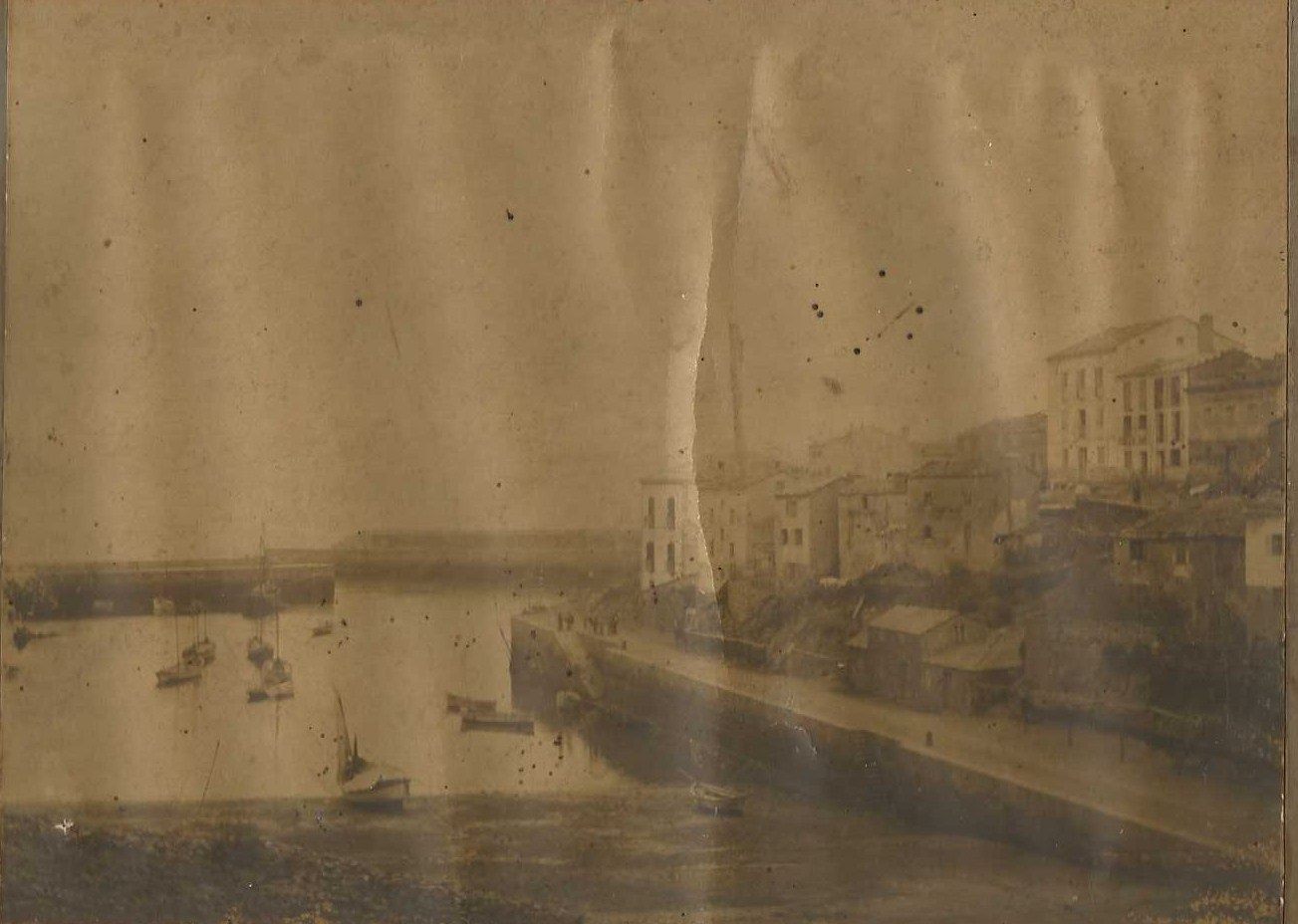 Muelle del puerto de Tapia de Casariego, lugar turístico y pesquero