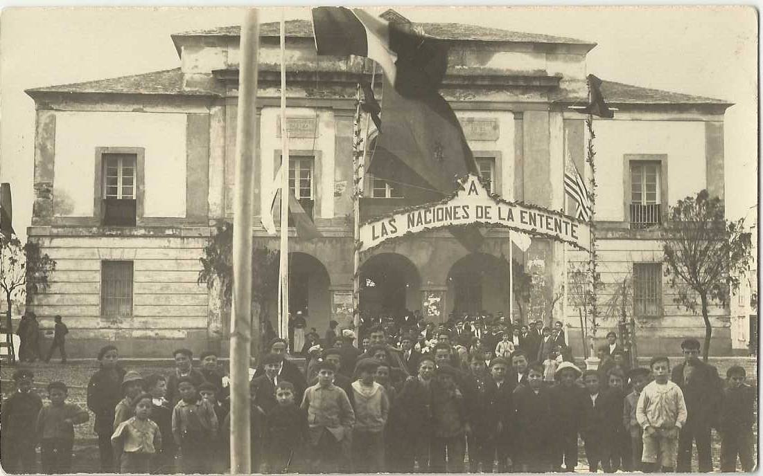 Grupo de personas homenajean a Las Naciones de la Entente