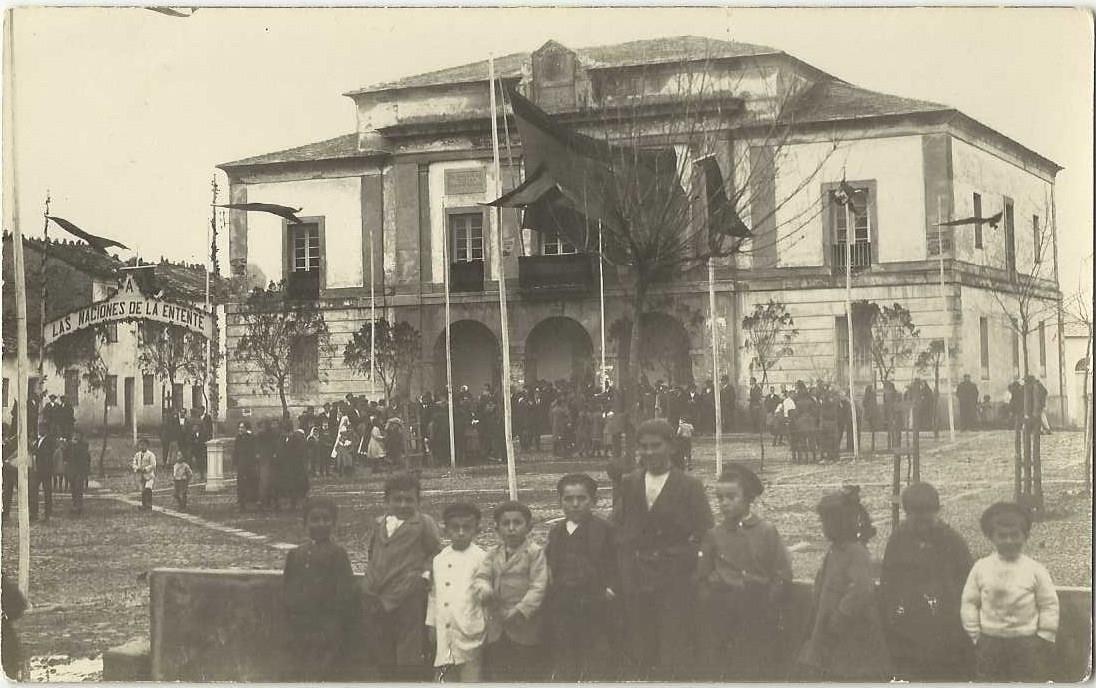 Grupo de personas homenajeando a las Naciones de la Entete