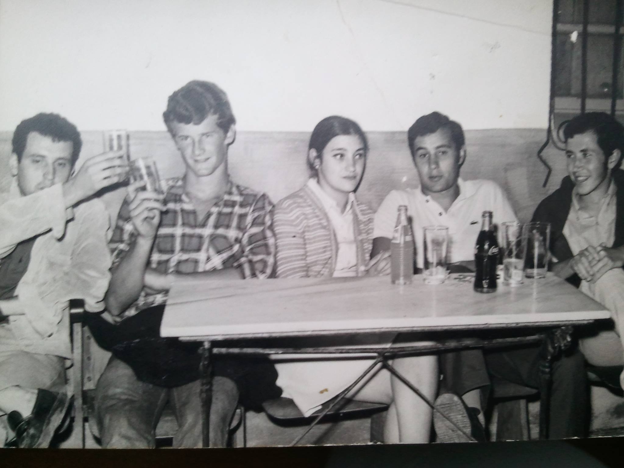 Cando, Robert, Conchi, Cesar y Piti posando en el cine Edem