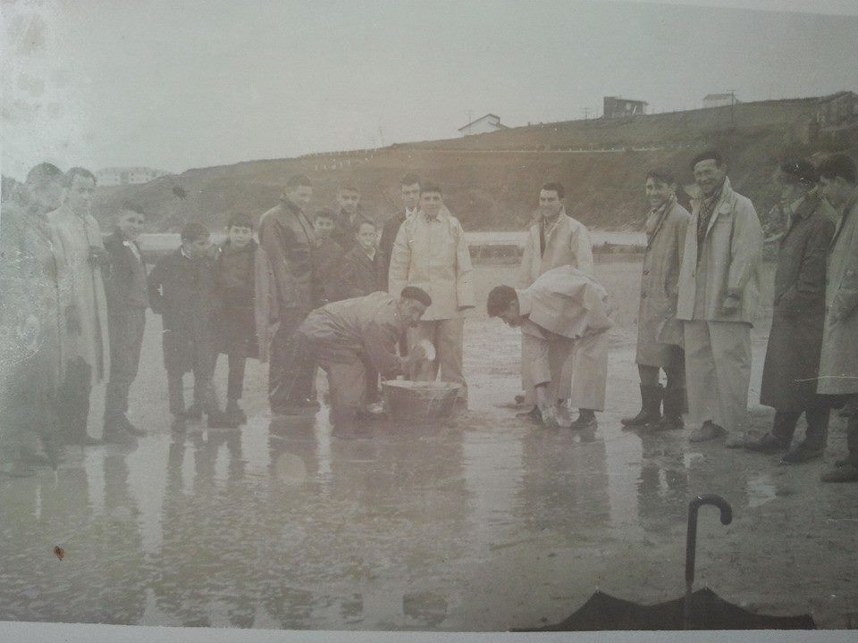 Hombres desatascando el río Anguileiro para jugar en A Xungueira