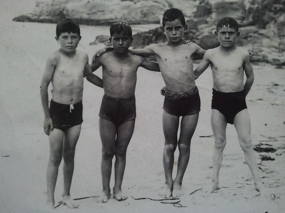 Grupo de niños disfrutando en la playa de Tapia de Casariego
