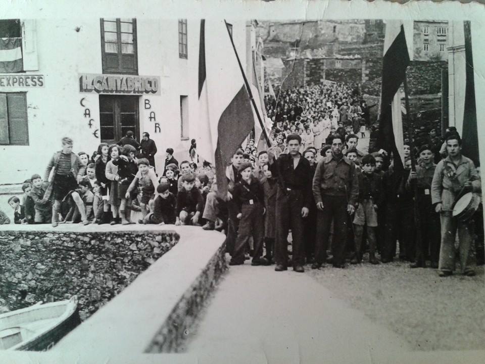 Grupo de tapiegos enfrente de Bar el Cantábrico