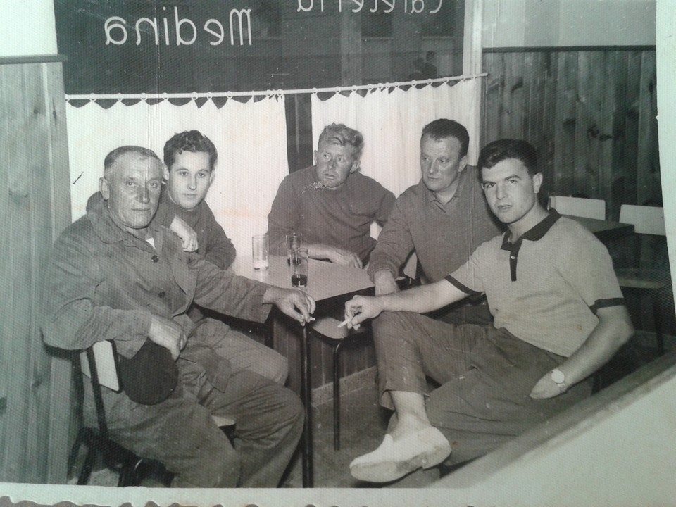 Emilio, Tino, Tolito, Avelino y Ramón tomando un vino juntos