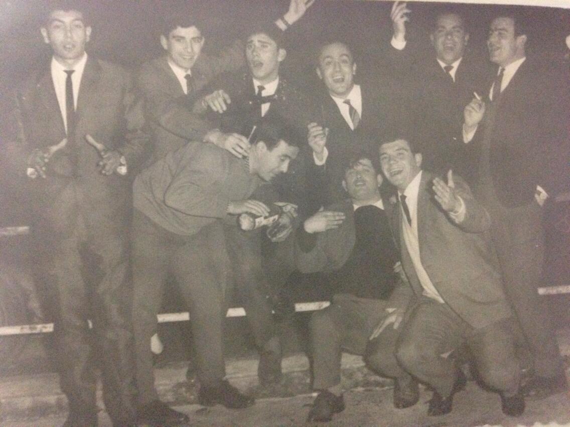 Grupo de jovenes tapiegos divirtiendose