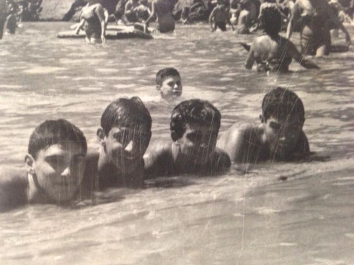 Grupo de bañistas en la playa de Tapia de Casariego, verano de 1965, Asturias