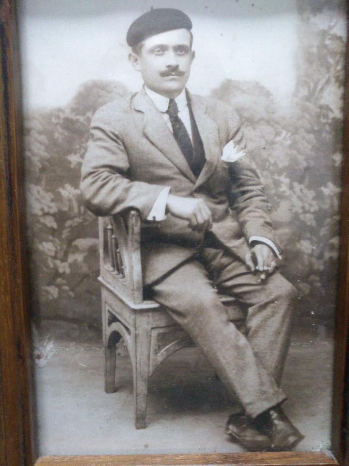 Uno de los Sucaros sentado en un sillón