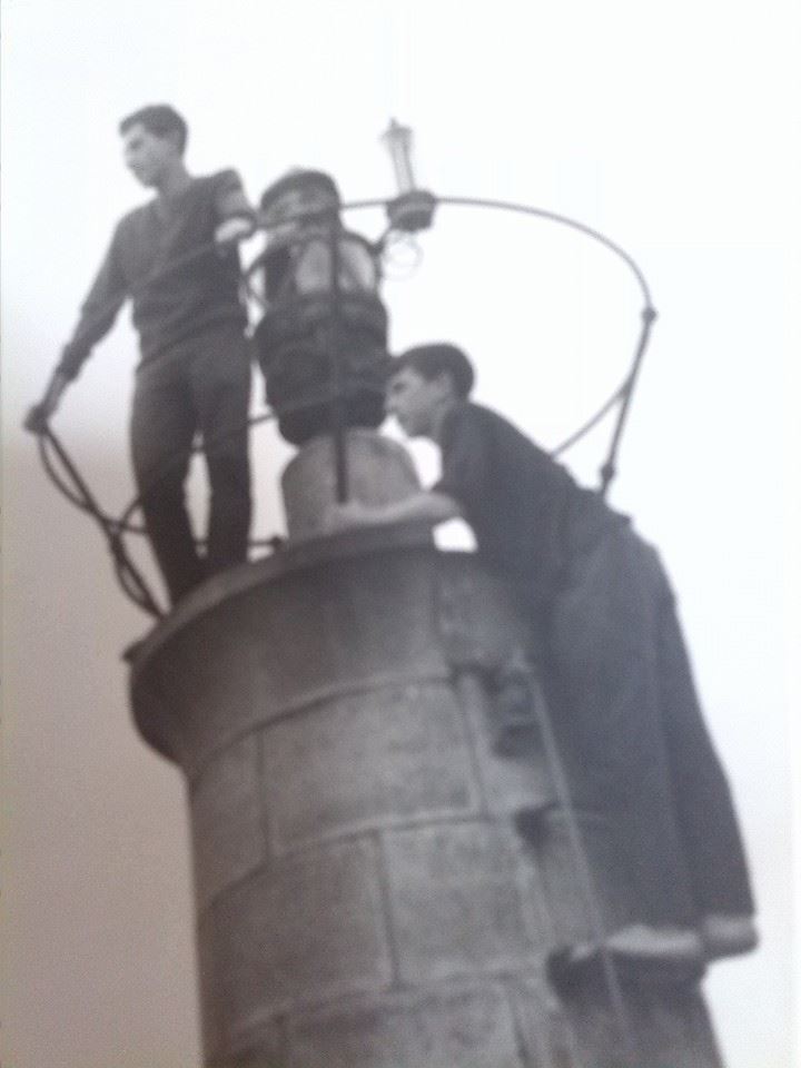 Niños subidos al faro