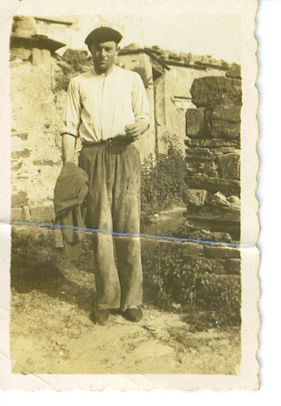 Balbino de Carola delante de casa