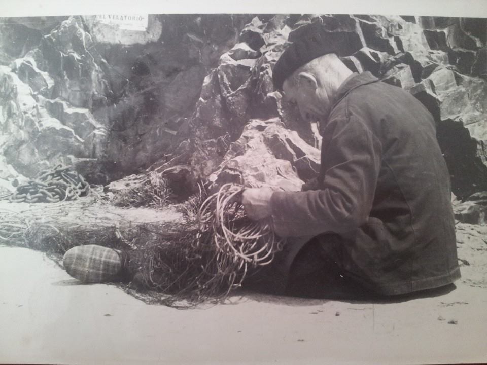 Marinero arreglando las redes