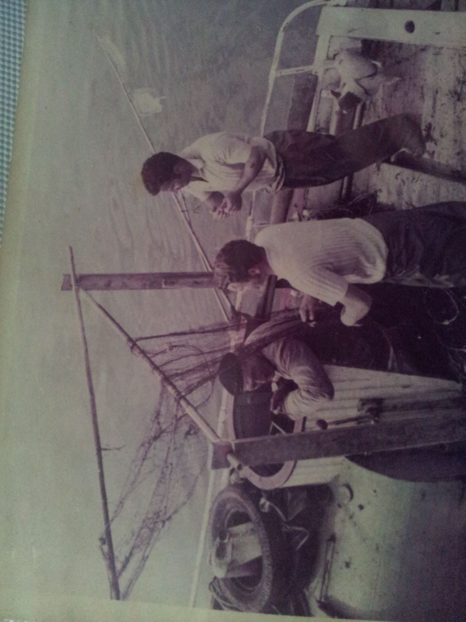 Marineros de Tapia de Casariego en su lancha, listos para salir a faenar