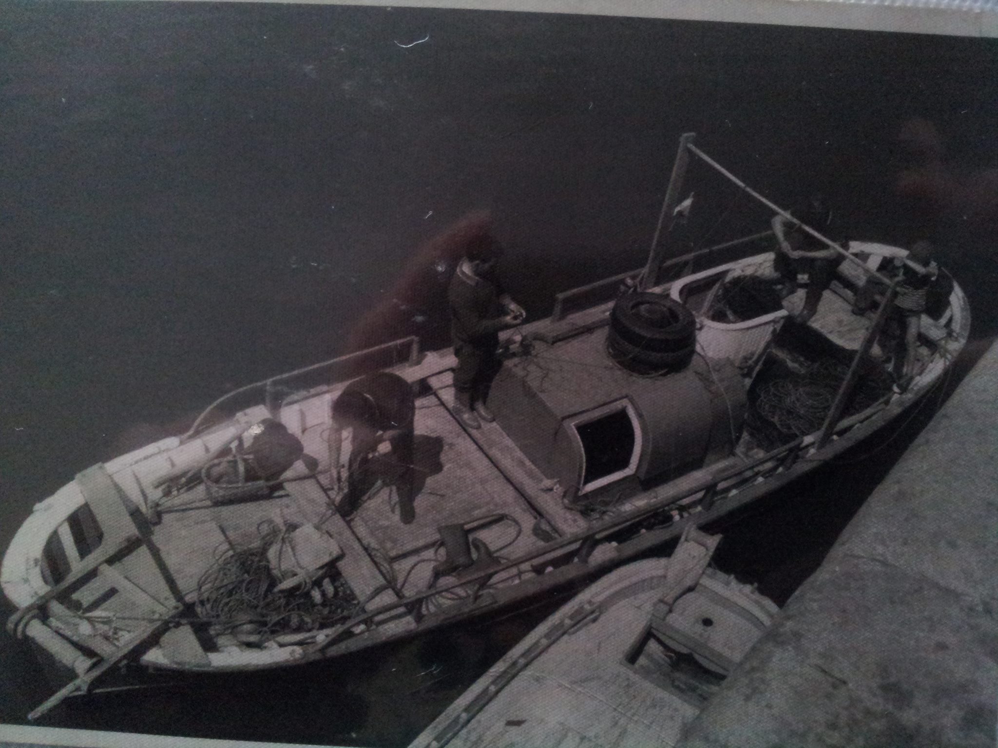 Lancha La Paz en la Mar llegando al muelle de Tapia de Casariego después de una jornada de pesca