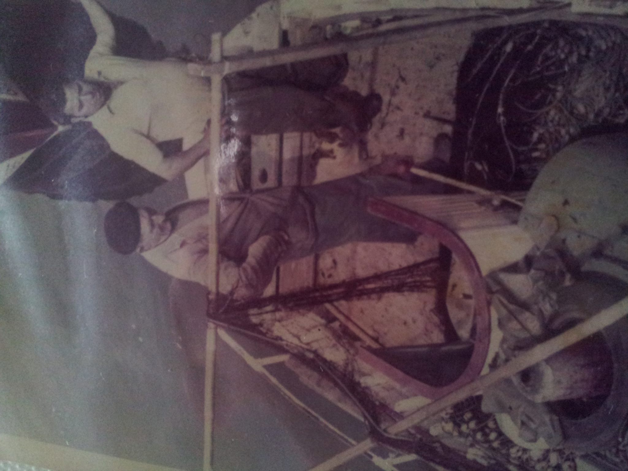 Marineros en la lancha en el muelle de Tapia