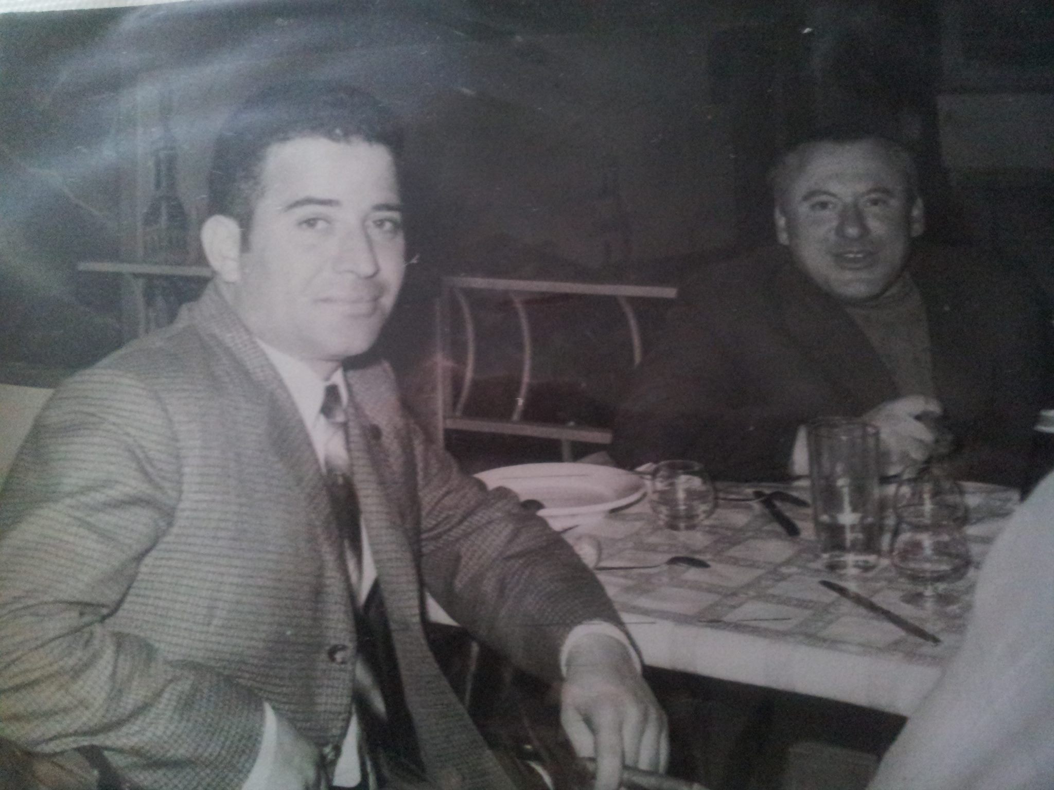 Millo y Esteban ("el taxista") tomando un vino juntos