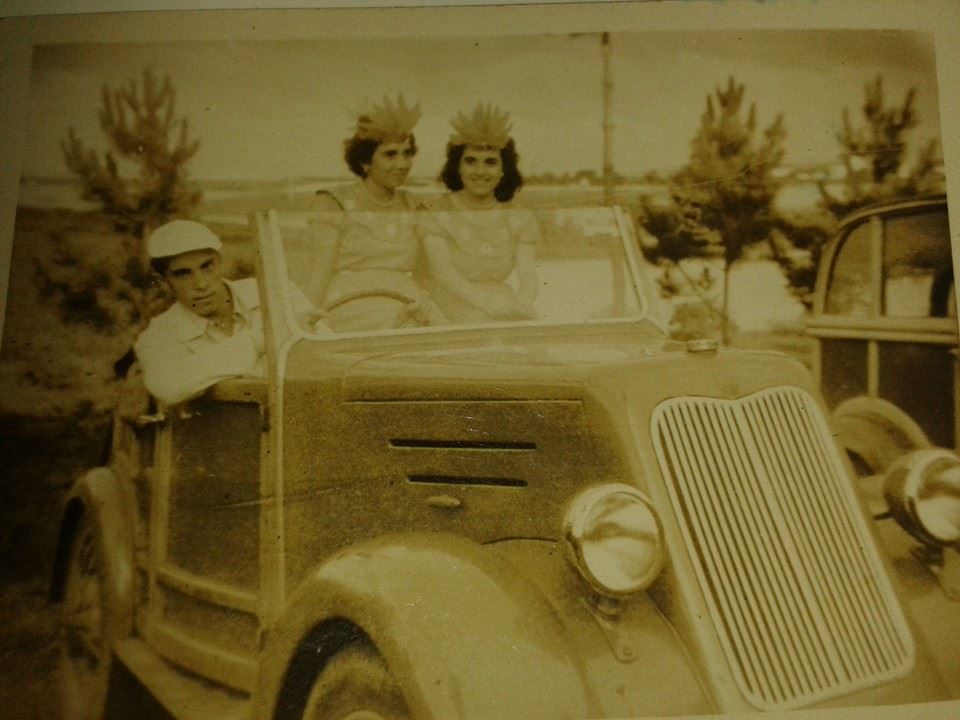 Chita, Pepita de Nogueiro y Manolo en un coche de época