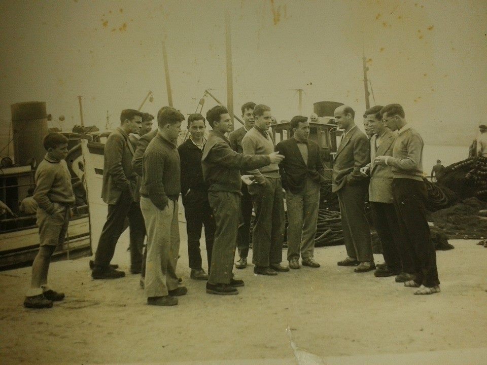 Grupo de amigos en el muelle de Tapia