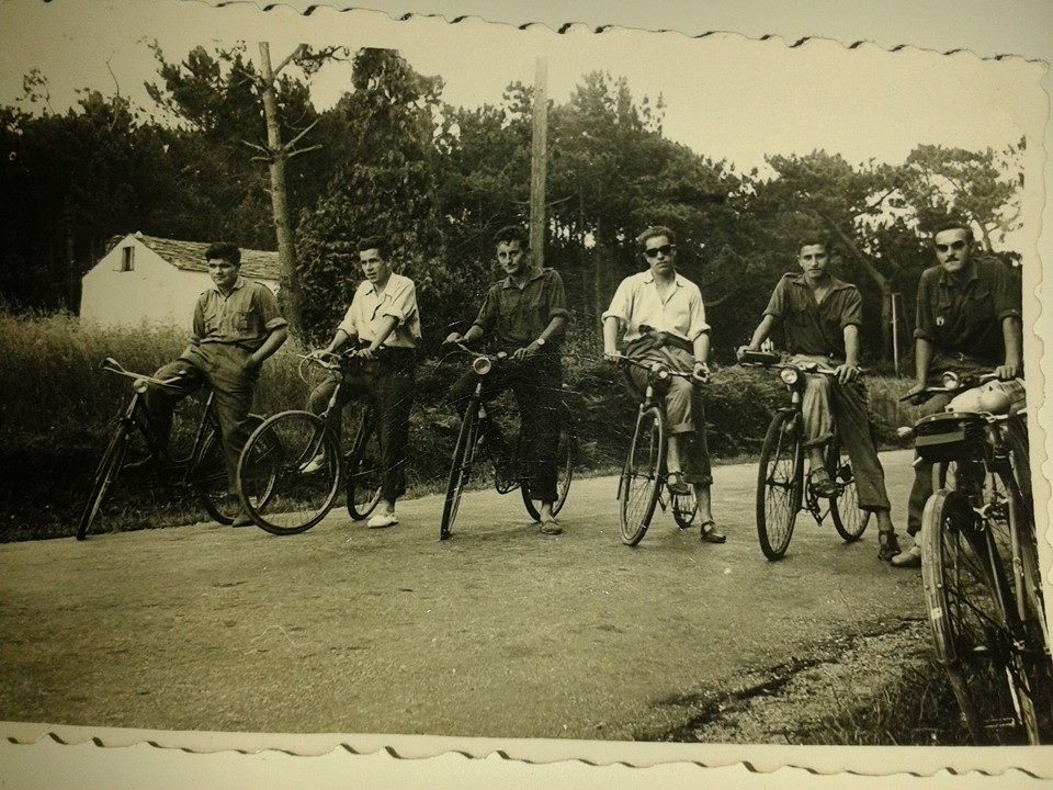 Amigos de Tapia paseando en bici por las calles de Tapia