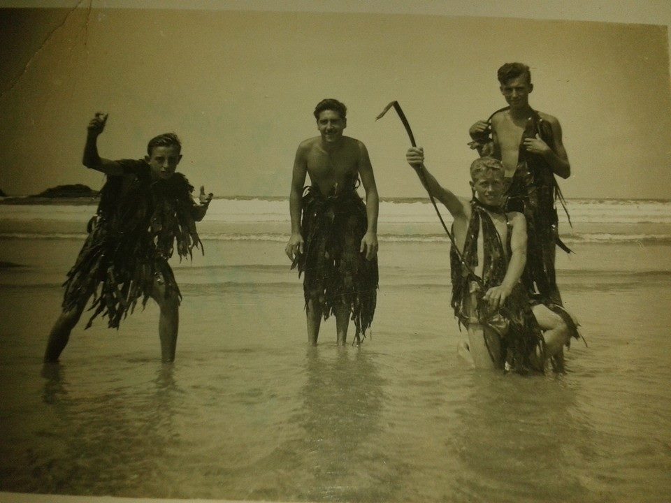 Grupo de amigos en la playa de Tapia de Casariego disfrazados con algas marinas