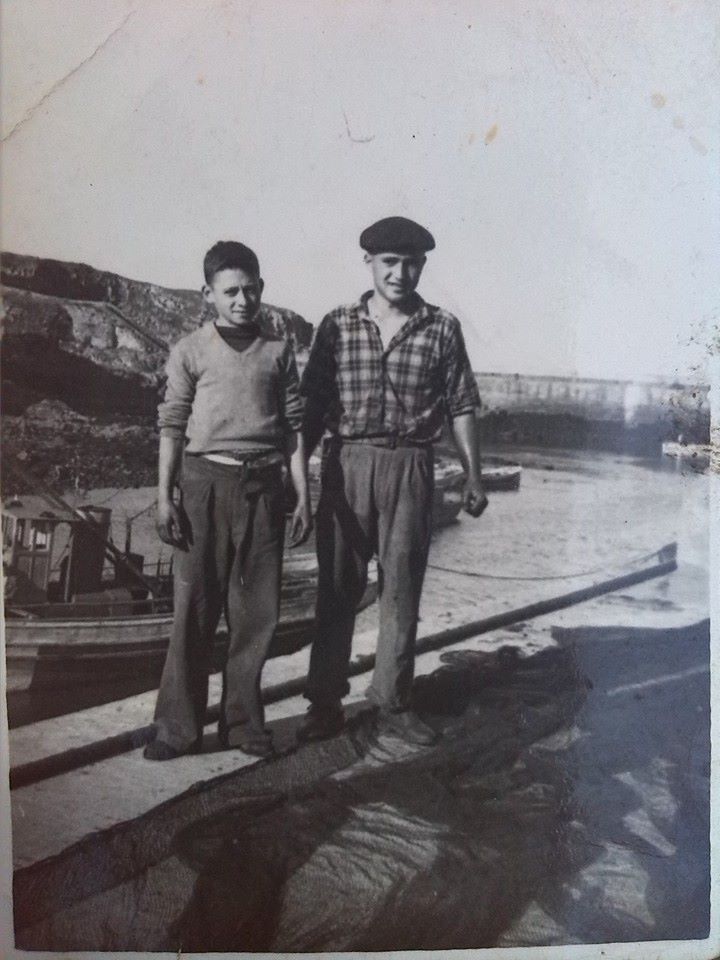 Marineros en el muelle de Tapia