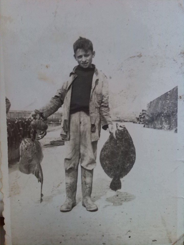 Pepín con dos rodaballos en el muelle de Tapia