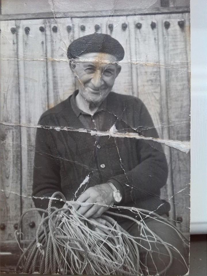 Marinero sentado en el banco de la rula con sus aparejos